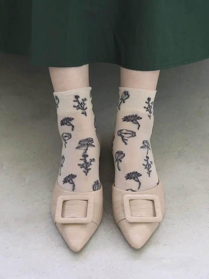 Tabio 021131659 Sheer one-tone floral short socks / 04 Ivory+Gray