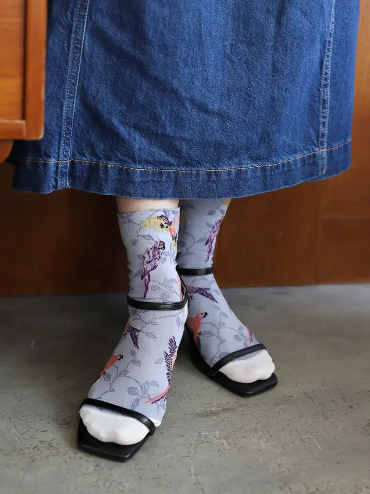 Tabio 021132475 Float parrot pattern short socks / Various Colors