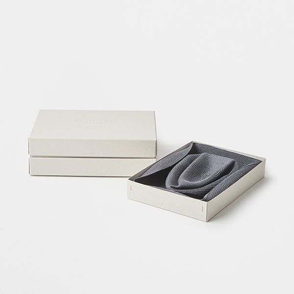 BOXED HAT 11cm brim grosgrain ribbon / charcoal base