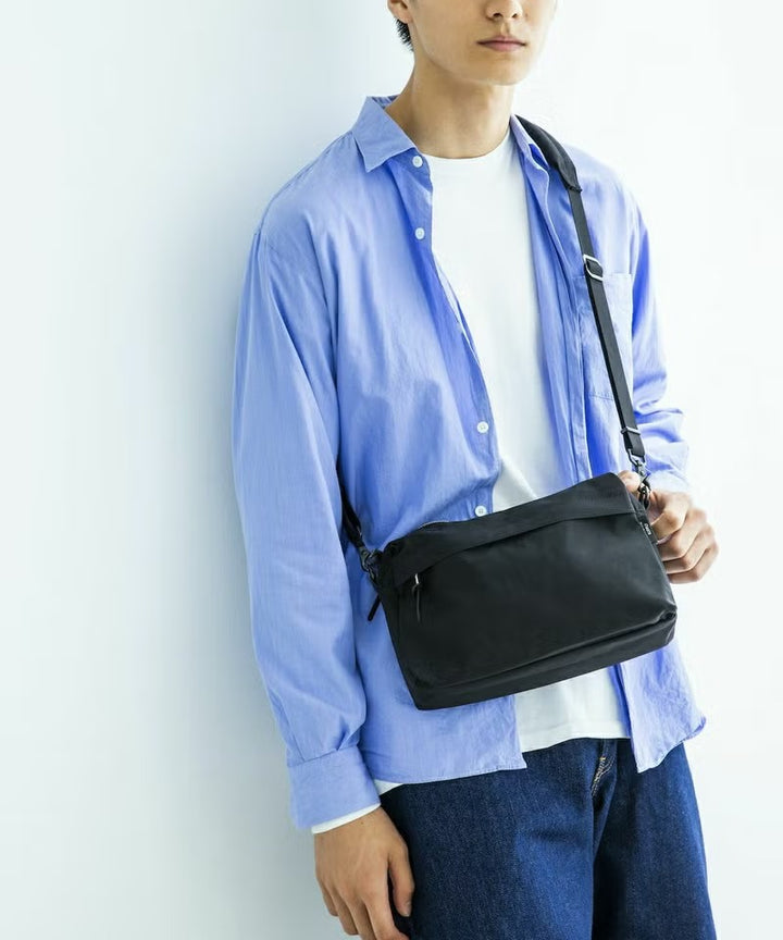 WEEKEND SHOULDER BAG