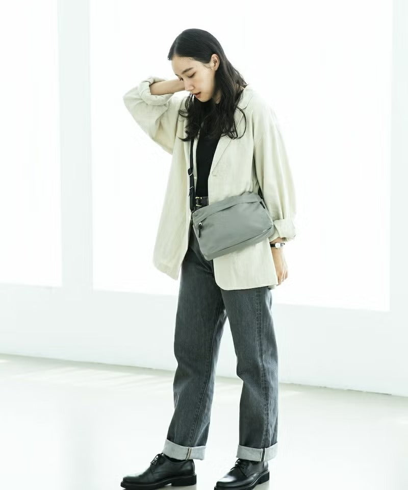WEEKEND SHOULDER BAG
